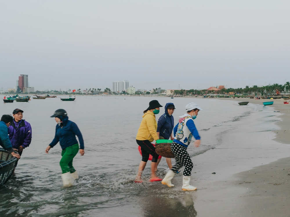 Ngư dân hối hả chuyển ruốc vào bờ để kịp bán cho các thương lái.